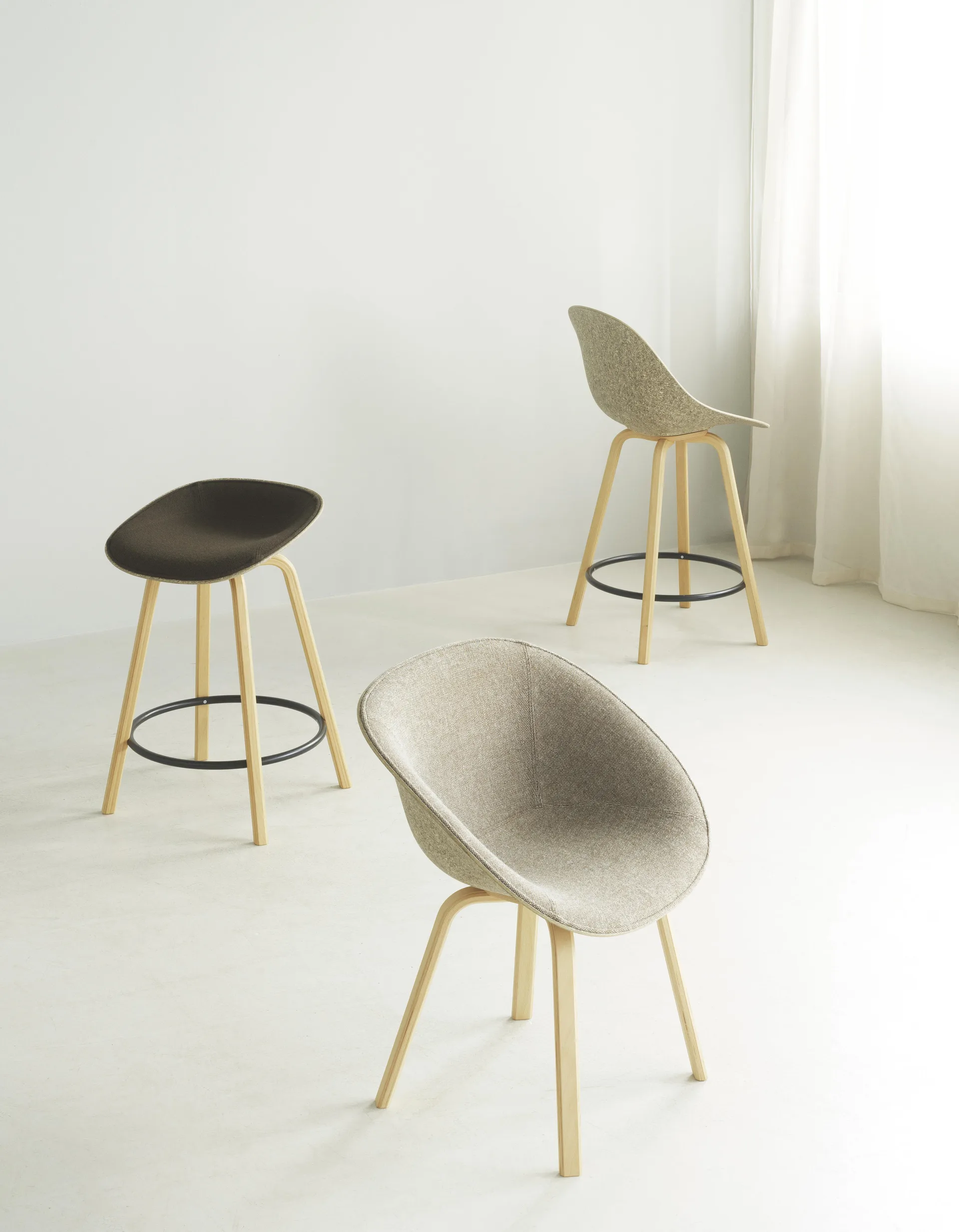 Mat Barstool barpall framsideklädd 65 cm, Ultra 41599-hemp-beech-black steel Normann Copenhagen