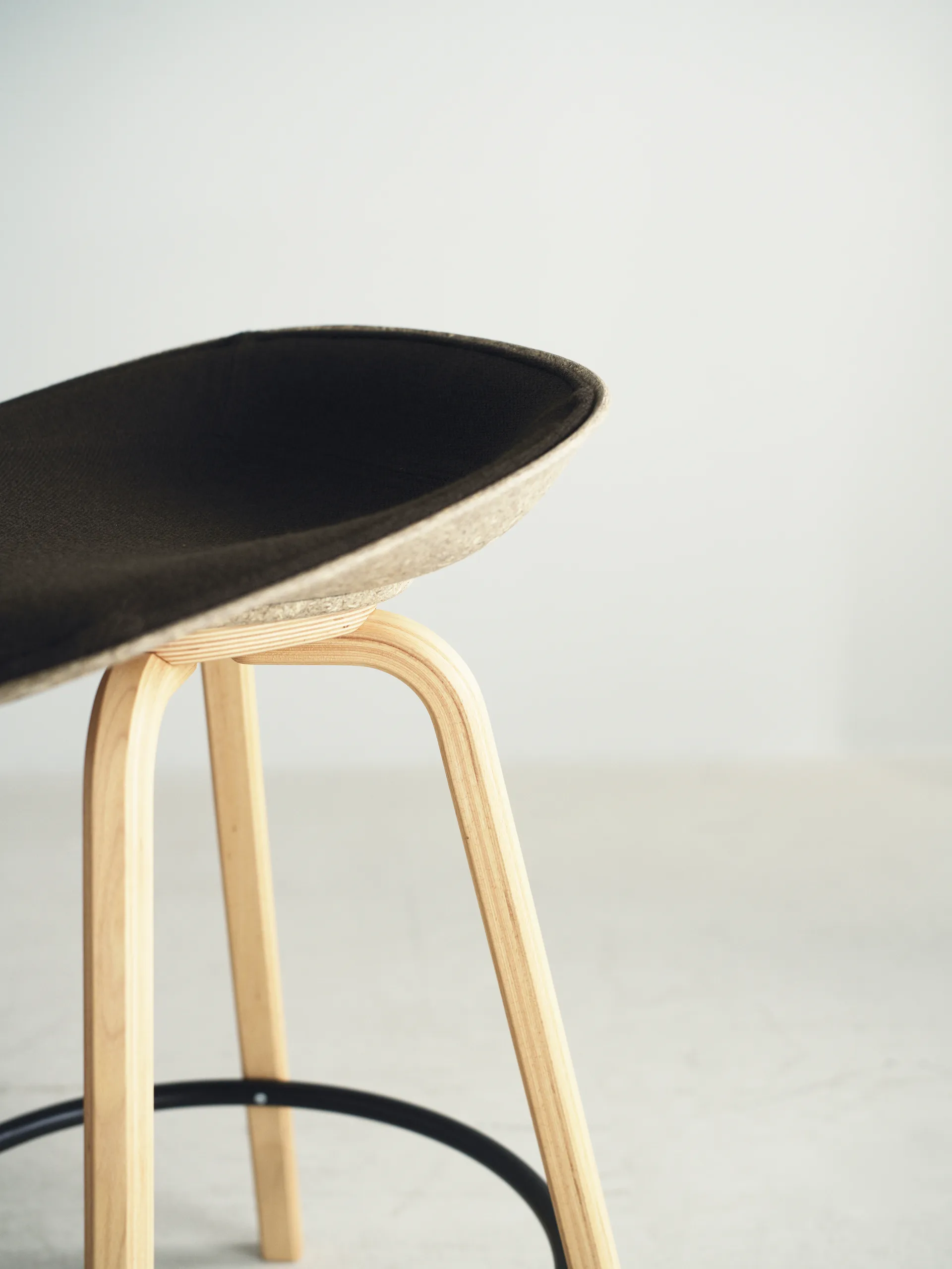 Mat Barstool barpall framsideklädd 65 cm, Ultra 41599-hemp-beech-black steel Normann Copenhagen