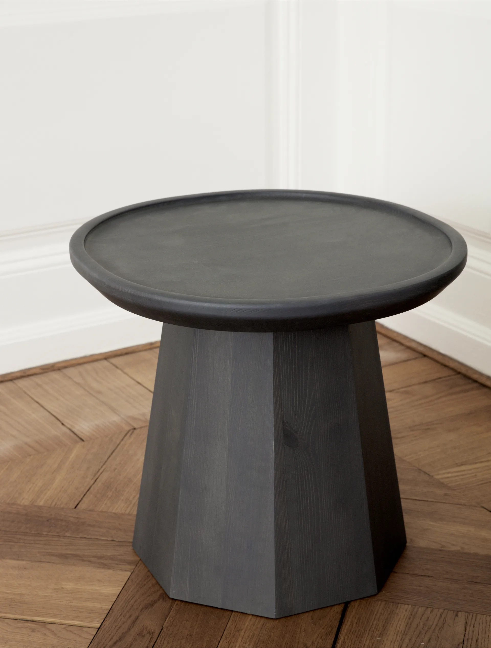 Pine table small sidobord Ø45 cm H:40,6 cm, Dark Grey Normann Copenhagen