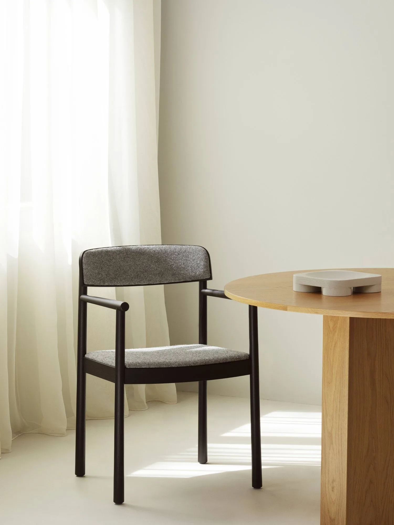 Timb fåtölj, Black ash-Hallingdal 166 Normann Copenhagen