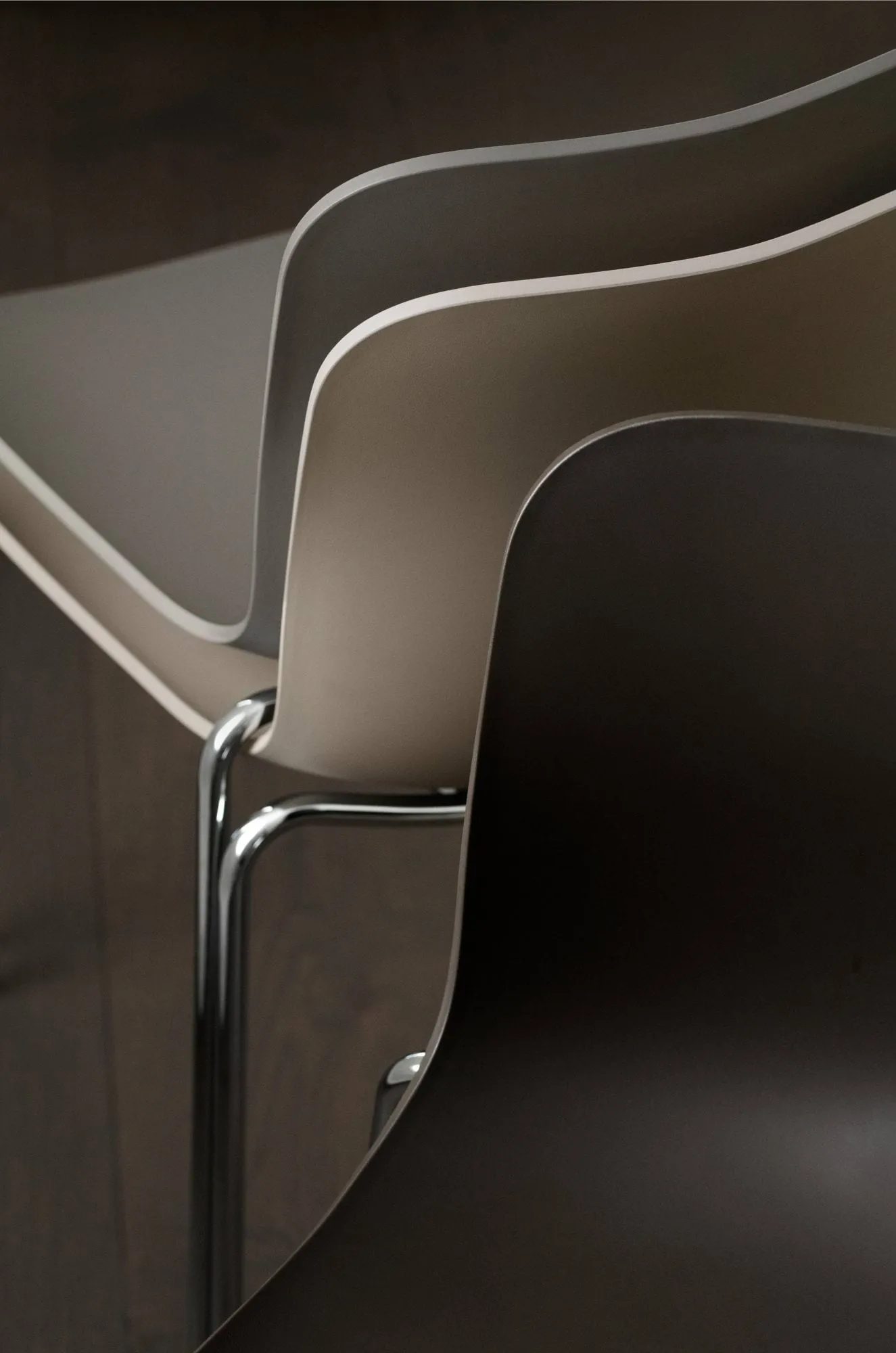 Langue stol, Warm grey-kromat stativ NORR11 Langue stol, Warm grey-kromat stativ NORR11