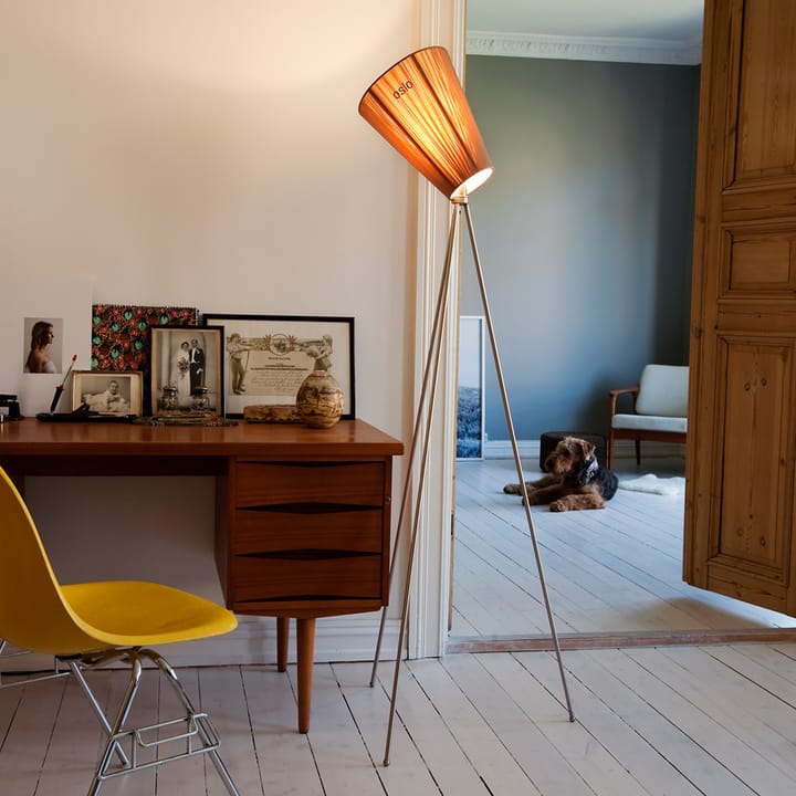 Oslo Wood golvlampa, olive green, guldigt stativ Northern