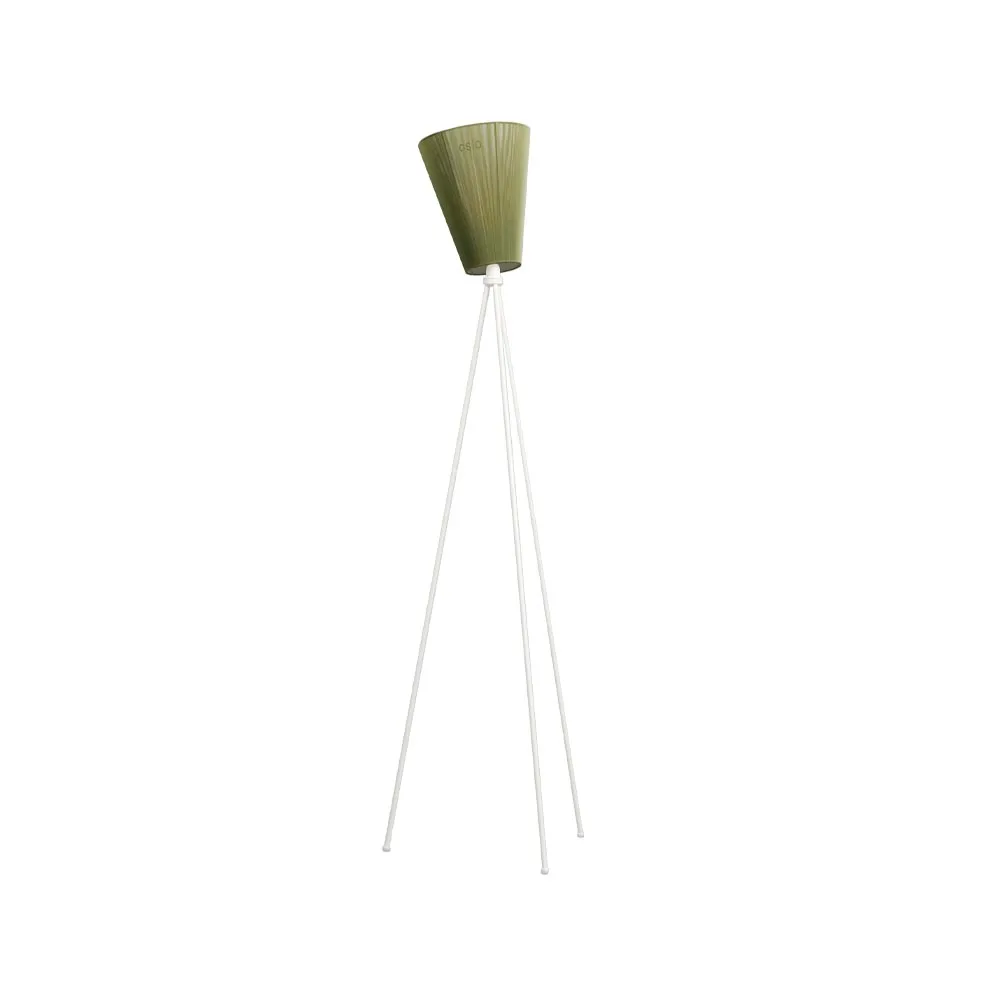 Oslo Wood golvlampa, olive green, matt vitt stativ Northern