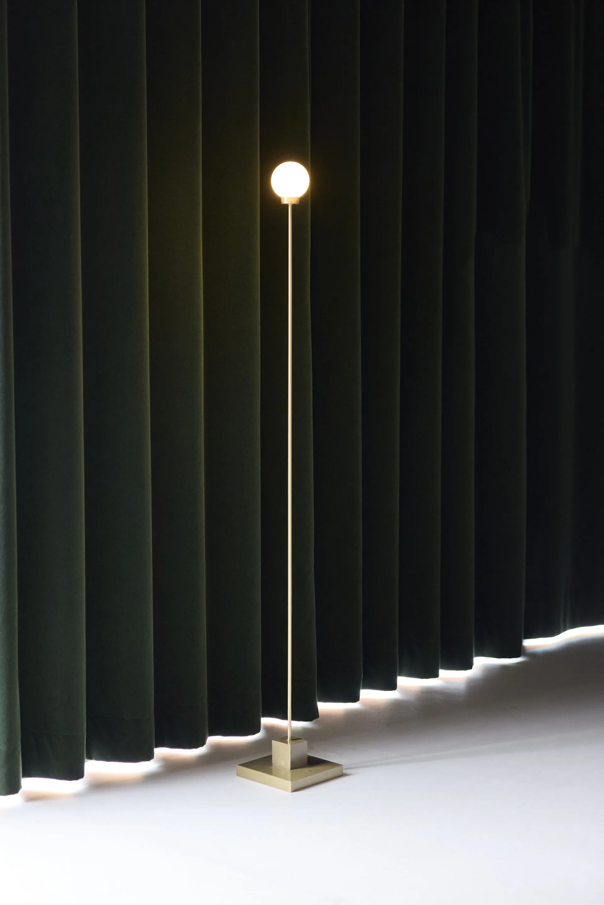 Snowball portabel golvlampa 122 cm, Mässing Northern