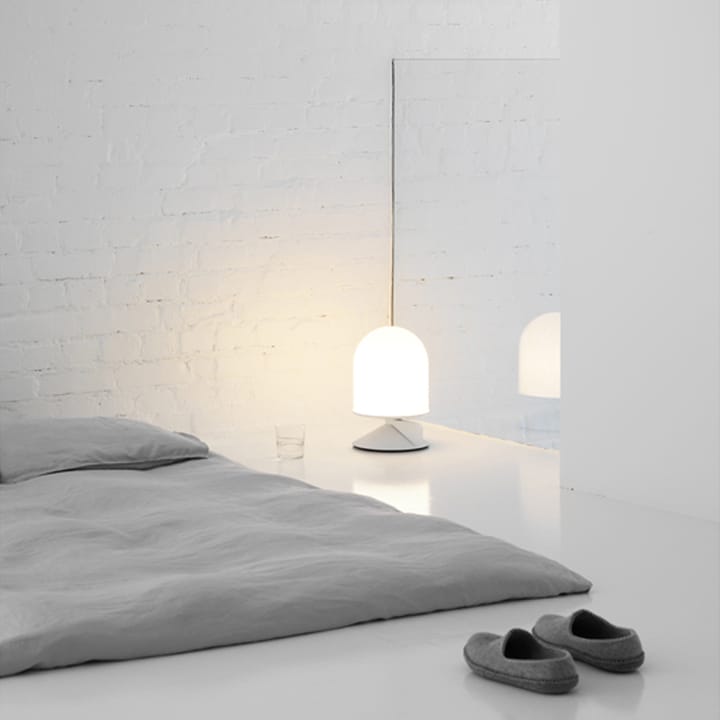 Vinge bordslampa, rönnbär, opalglas Örsjö Belysning