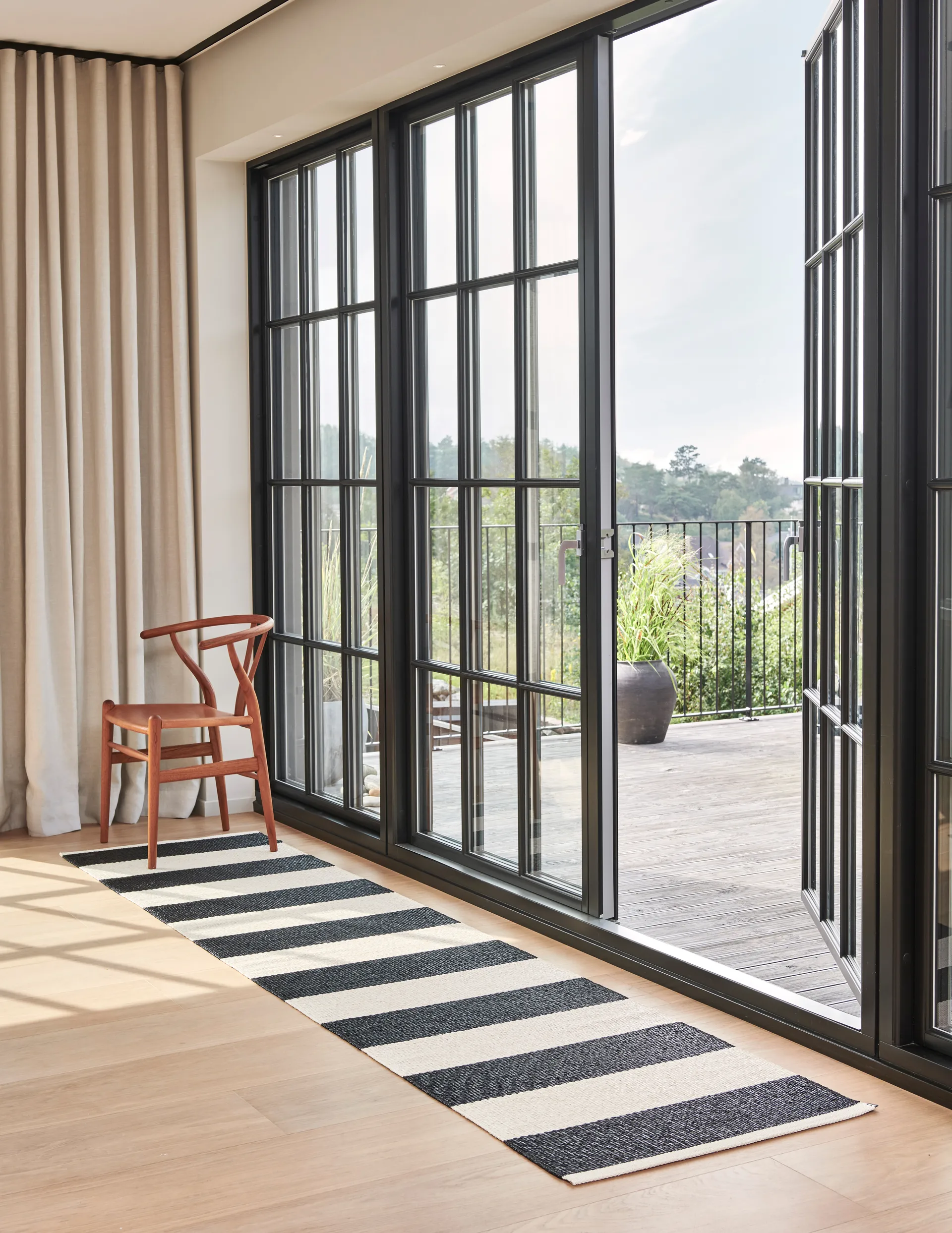 Bob gångmatta, Black/vanilla, 70x300 cm Pappelina