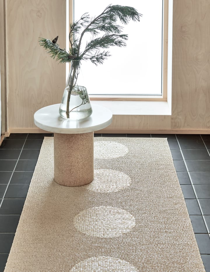 Vera 2.0 plastmatta beige-beige metallic, 70x360 cm Pappelina