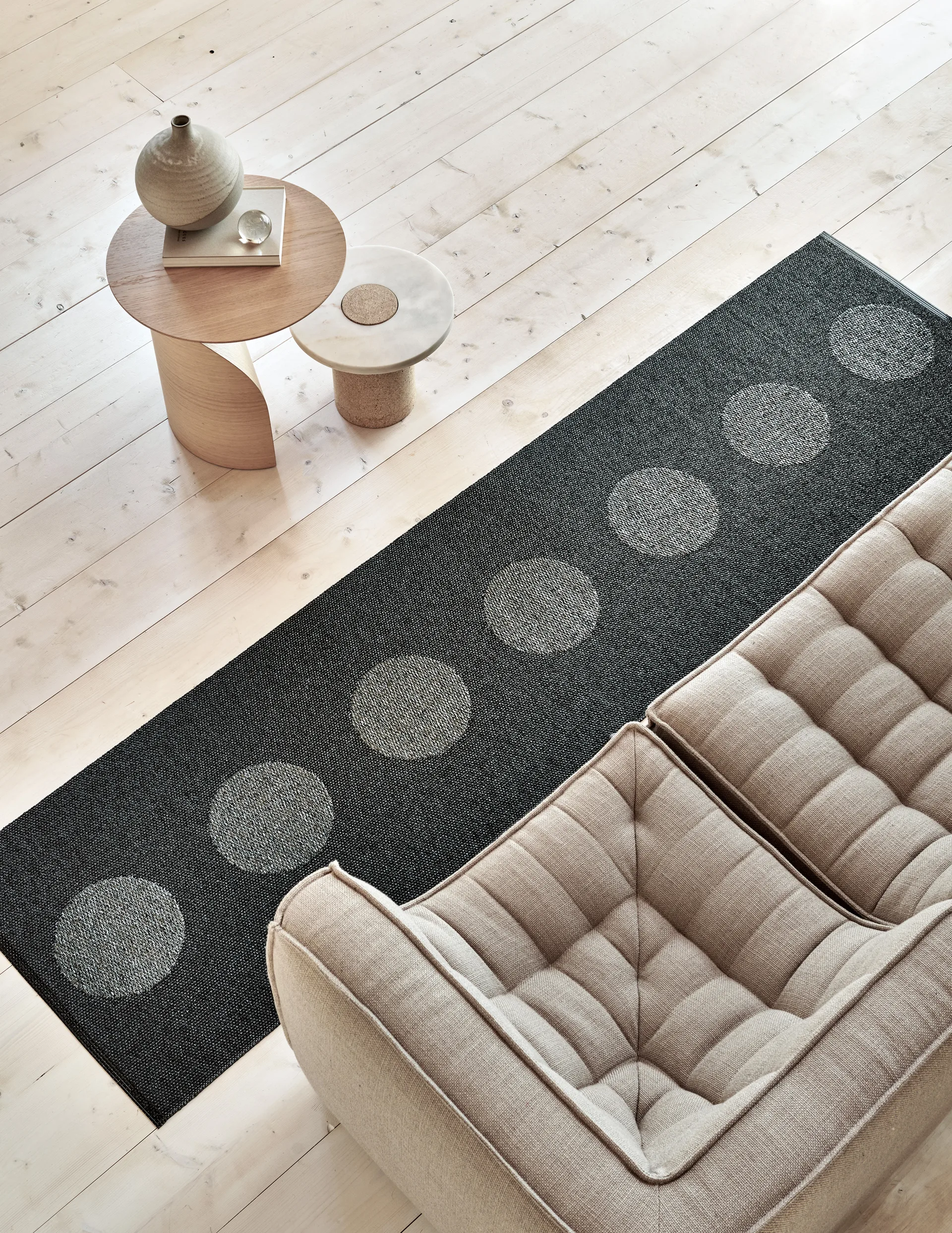 Vera 2.0 plastmatta black-black metallic, 70x360 cm Pappelina