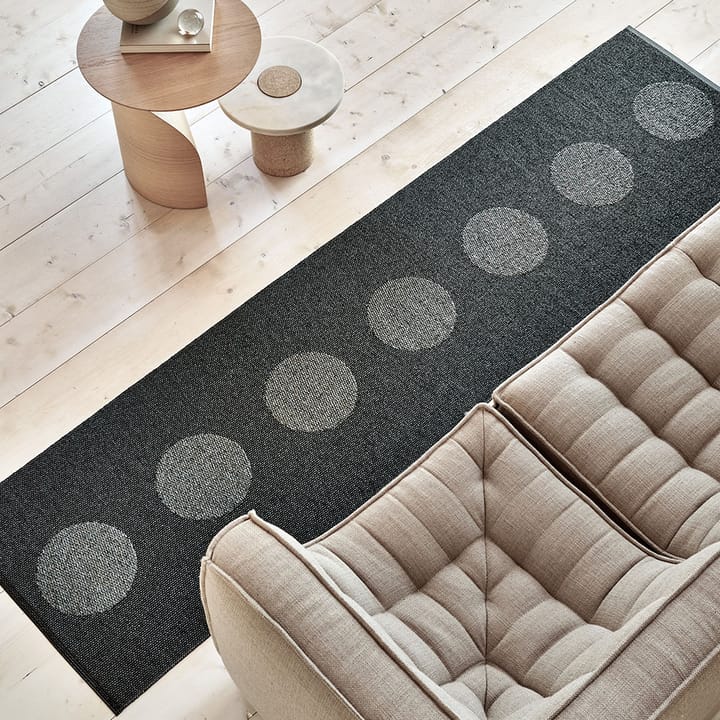 Vera 2.0 plastmatta black-black metallic, 70x360 cm Pappelina