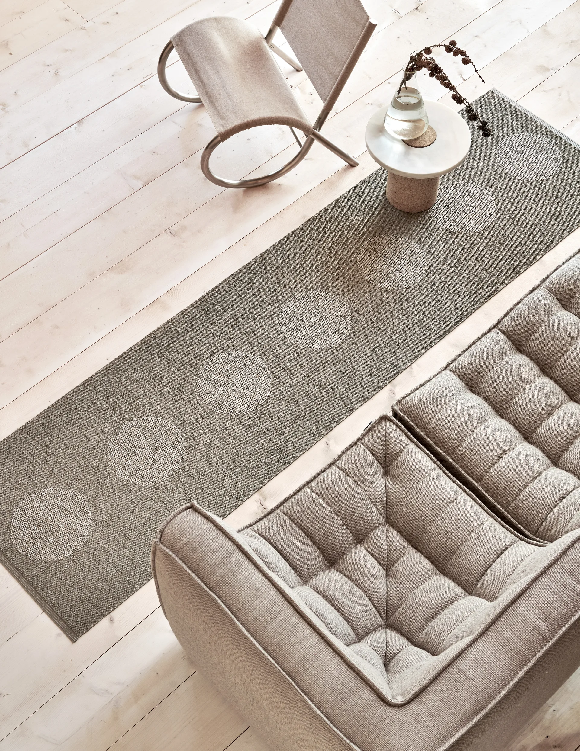 Vera 2.0 plastmatta dark linen-linen metallic, 70x280 cm Pappelina