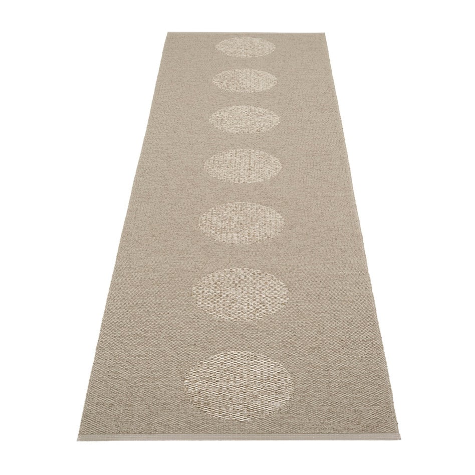 Pappelina Vera 2.0 plastmatta dark linen-linen metallic 70x360 cm
