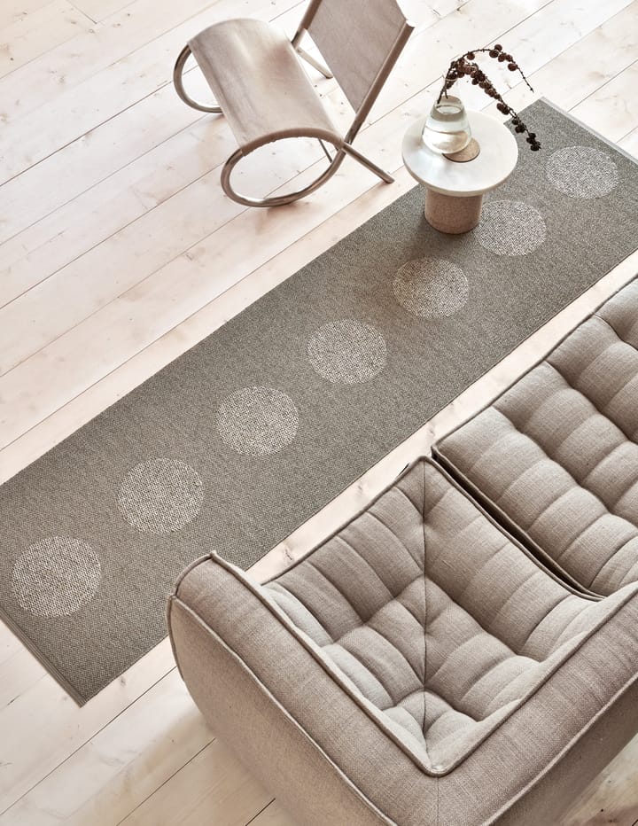 Vera 2.0 plastmatta dark linen-linen metallic - 70x360 cm - Pappelina