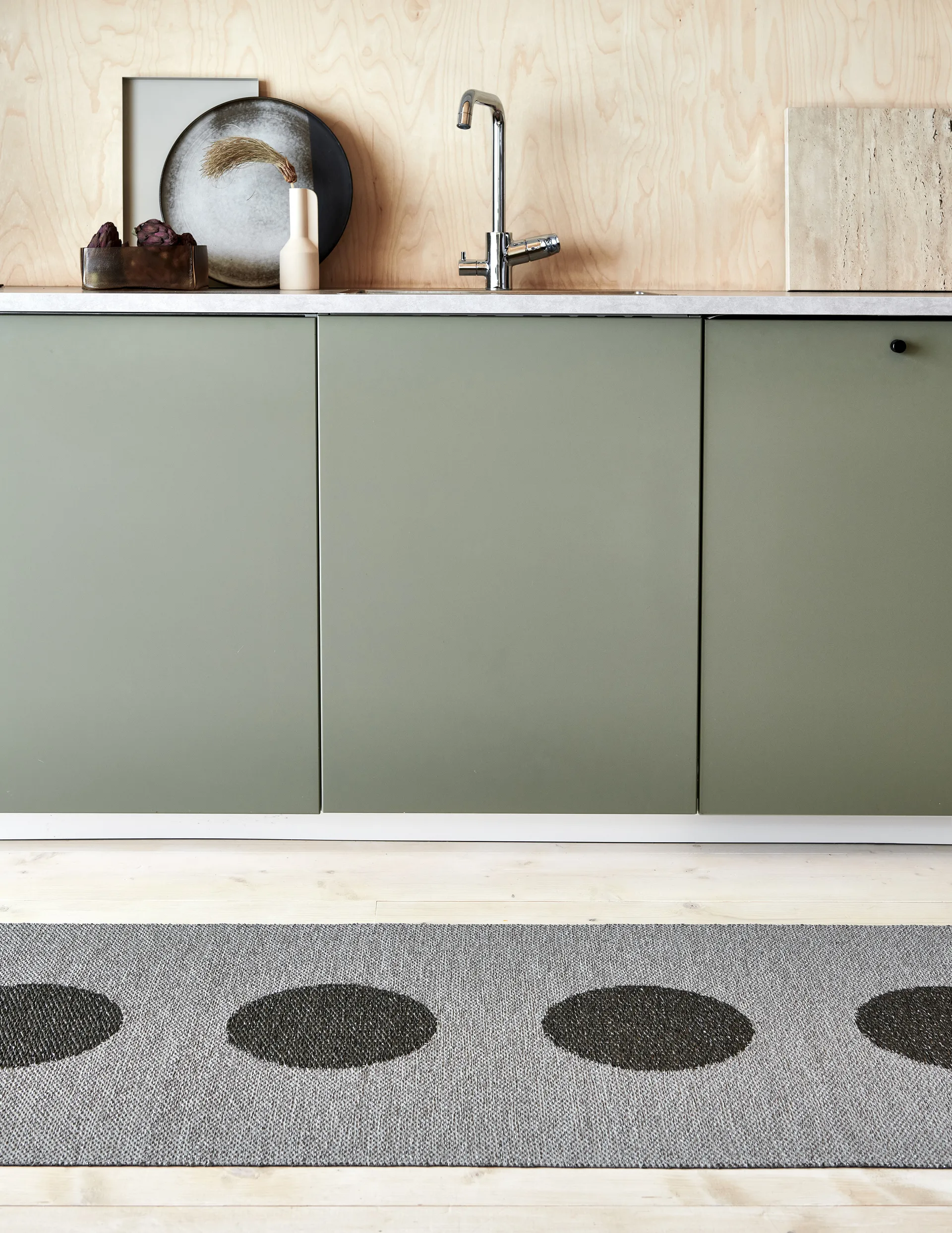 Vera 2.0 plastmatta grey-granit metallic, 70x200 cm Pappelina