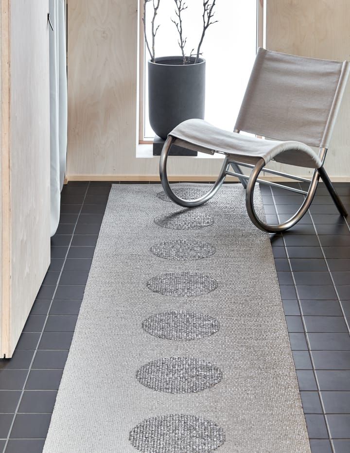 Vera 2.0 plastmatta grey-granit metallic, 70x280 cm Pappelina