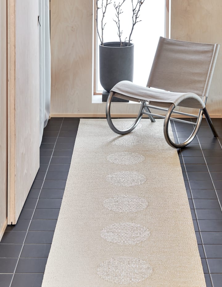 Vera 2.0 plastmatta linen-stone metallic, 70x200 cm Pappelina