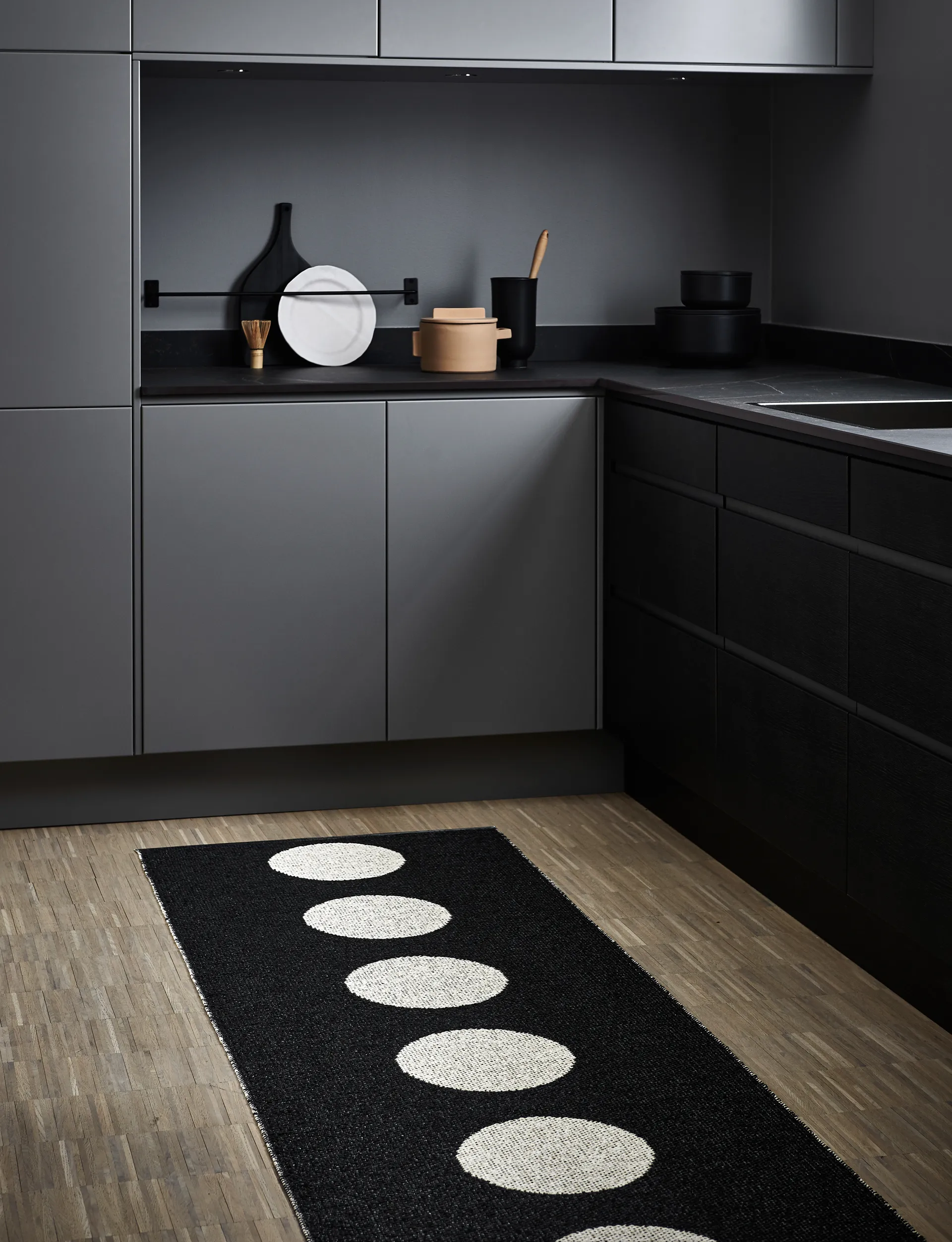 Vera gångmatta black/vanilla, 70x225 cm Pappelina