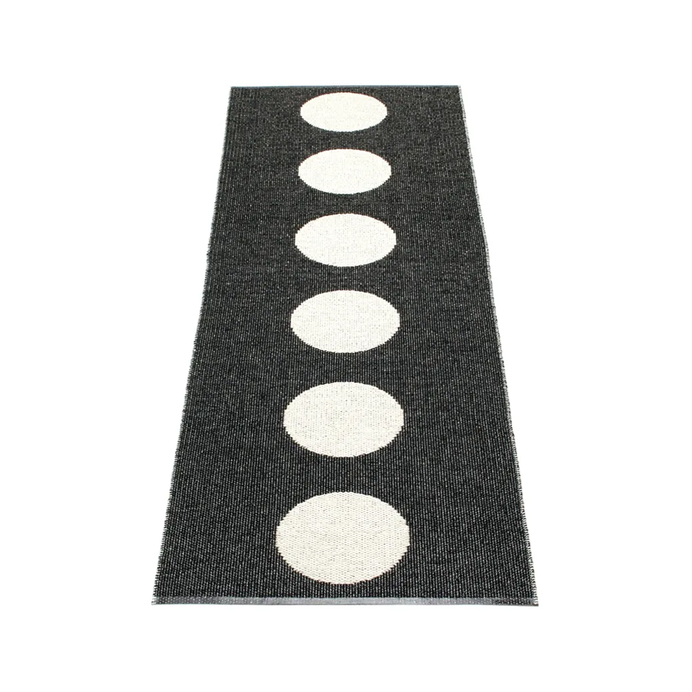 Vera gångmatta black/vanilla, 70x300 cm Pappelina