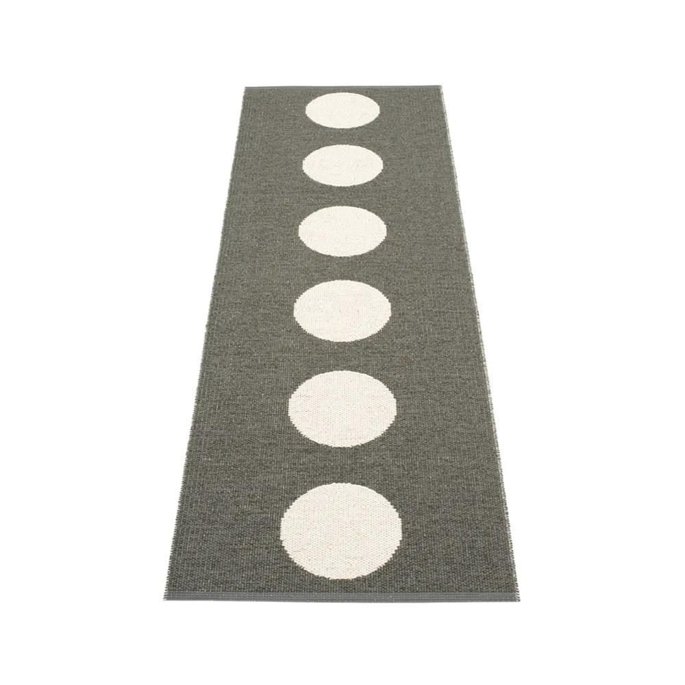 Pappelina Vera gångmatta charcoal/vanilla 70x225 cm