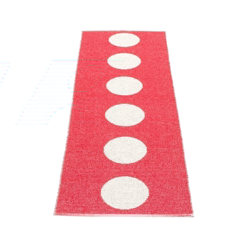 Pappelina Vera gångmatta red/vanilla 70x150 cm | Skandinavisk Design | Plastmattor | Röd
