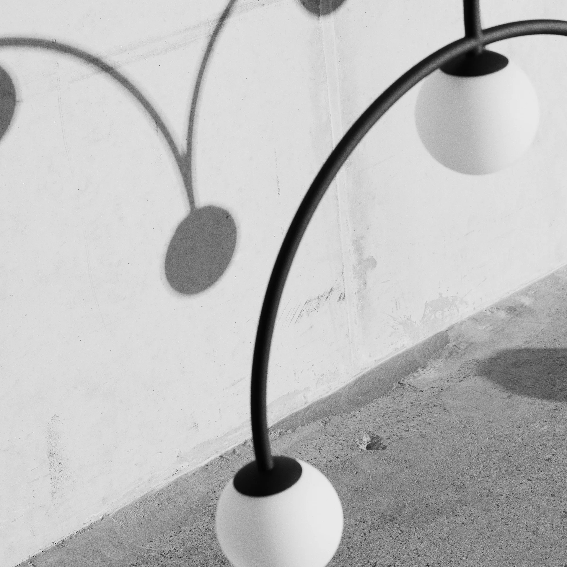 Bounce 116 taklampa, Svart-opalglas Pholc