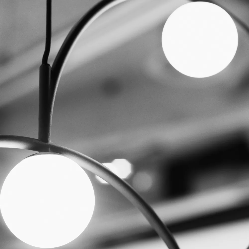 Bounce 169 pendel, svart, opalglas Pholc