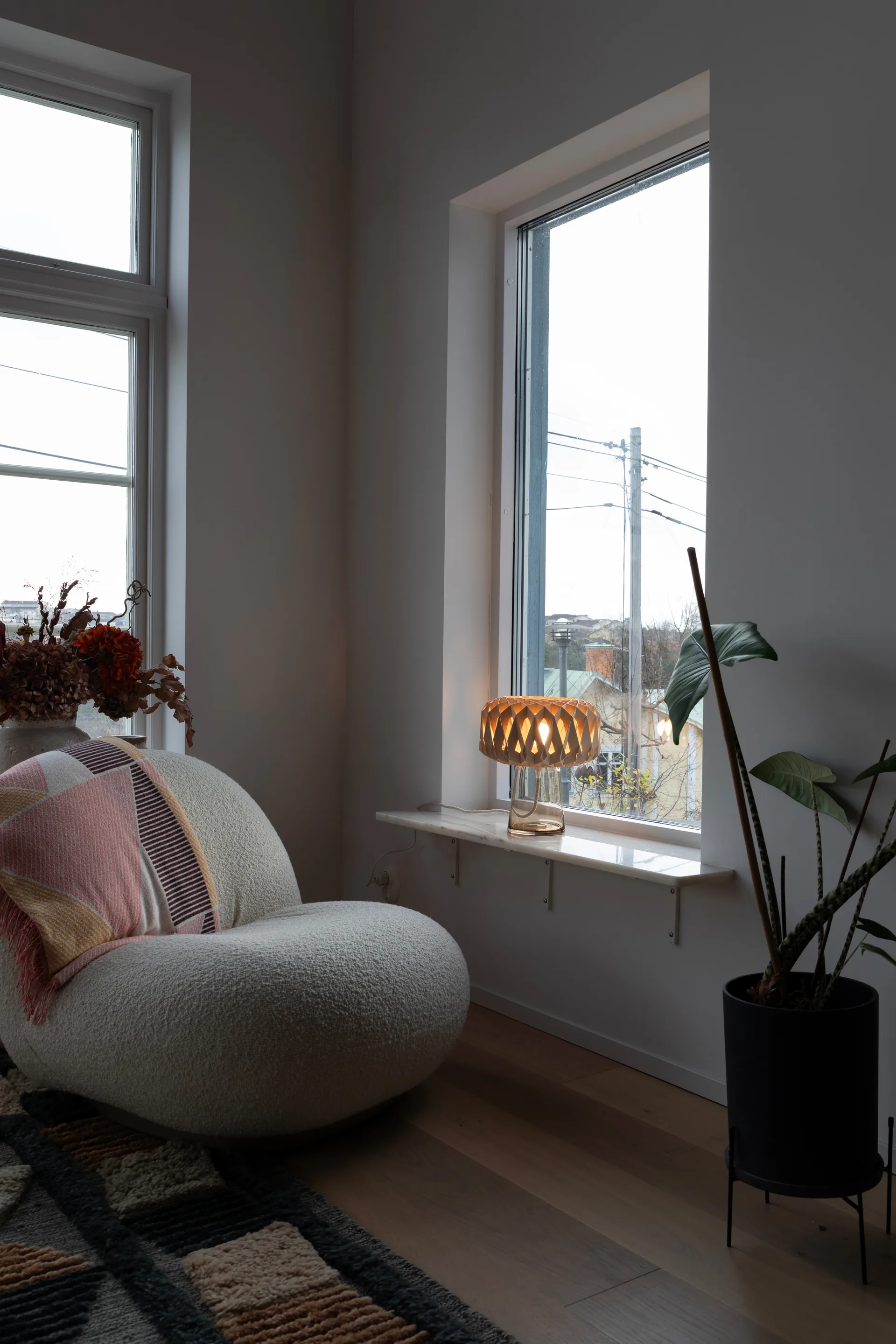 Signature 25 bordslampa, Amber-björk, Ø28x34 cm Pilke