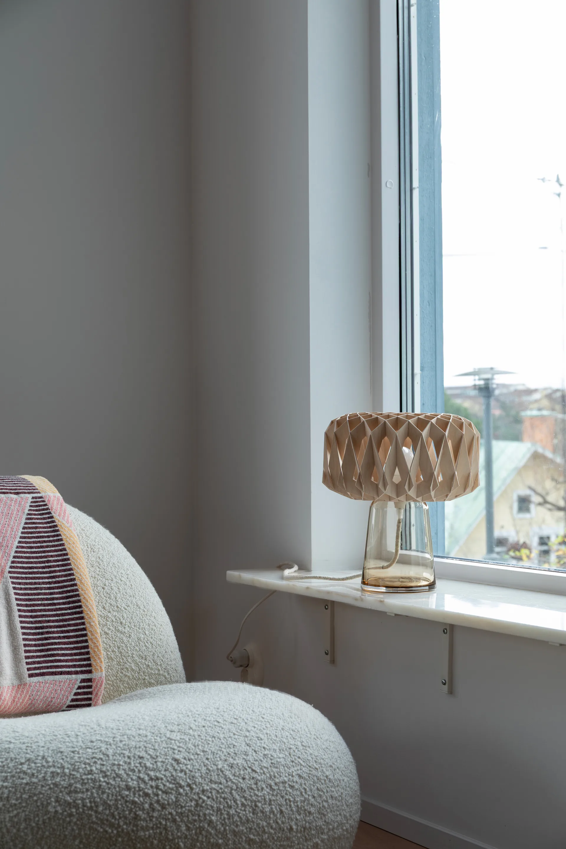 Signature 25 bordslampa, Amber-björk, Ø28x34 cm Pilke