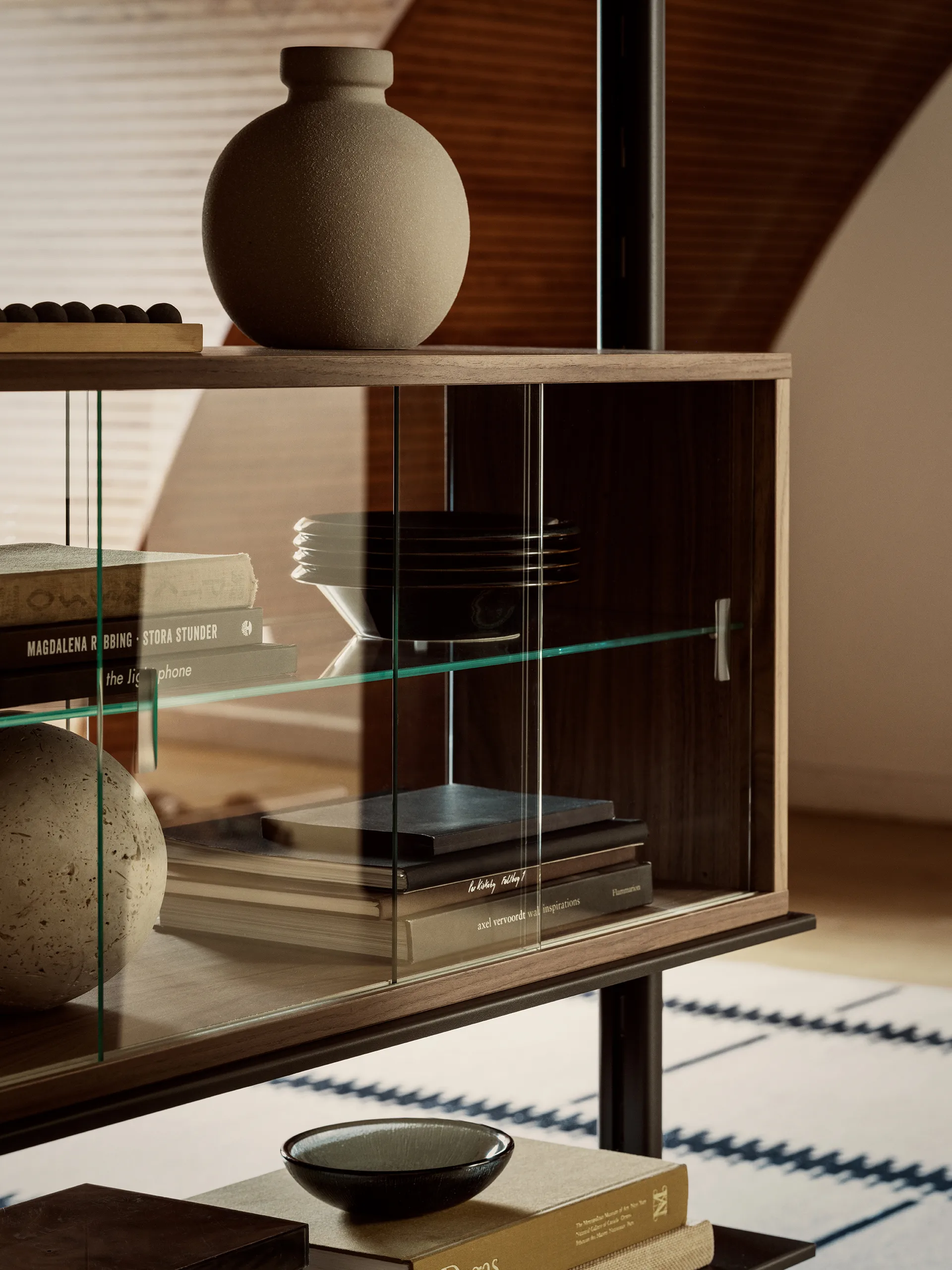 Pira vitrinskåp, Valnöt-klarglas, 90x31 cm, glasrygg Pira