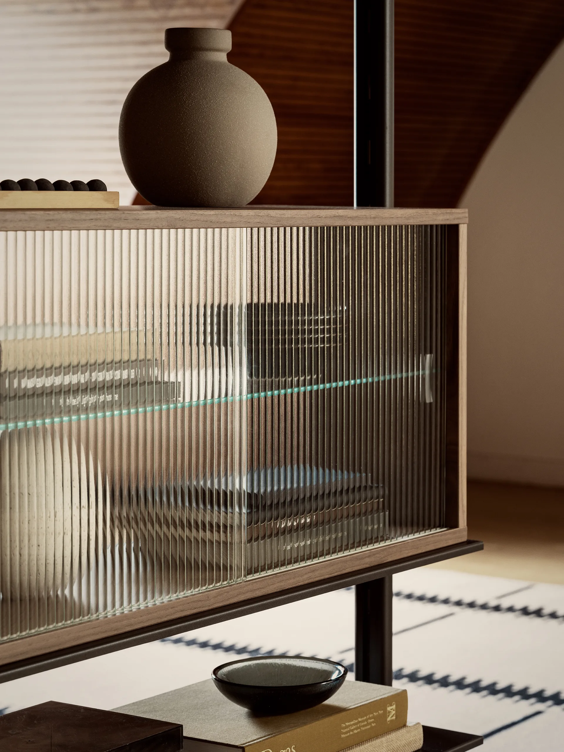 Pira vitrinskåp, Valnöt-räfflat glas, 90x31 cm, glasrygg Pira