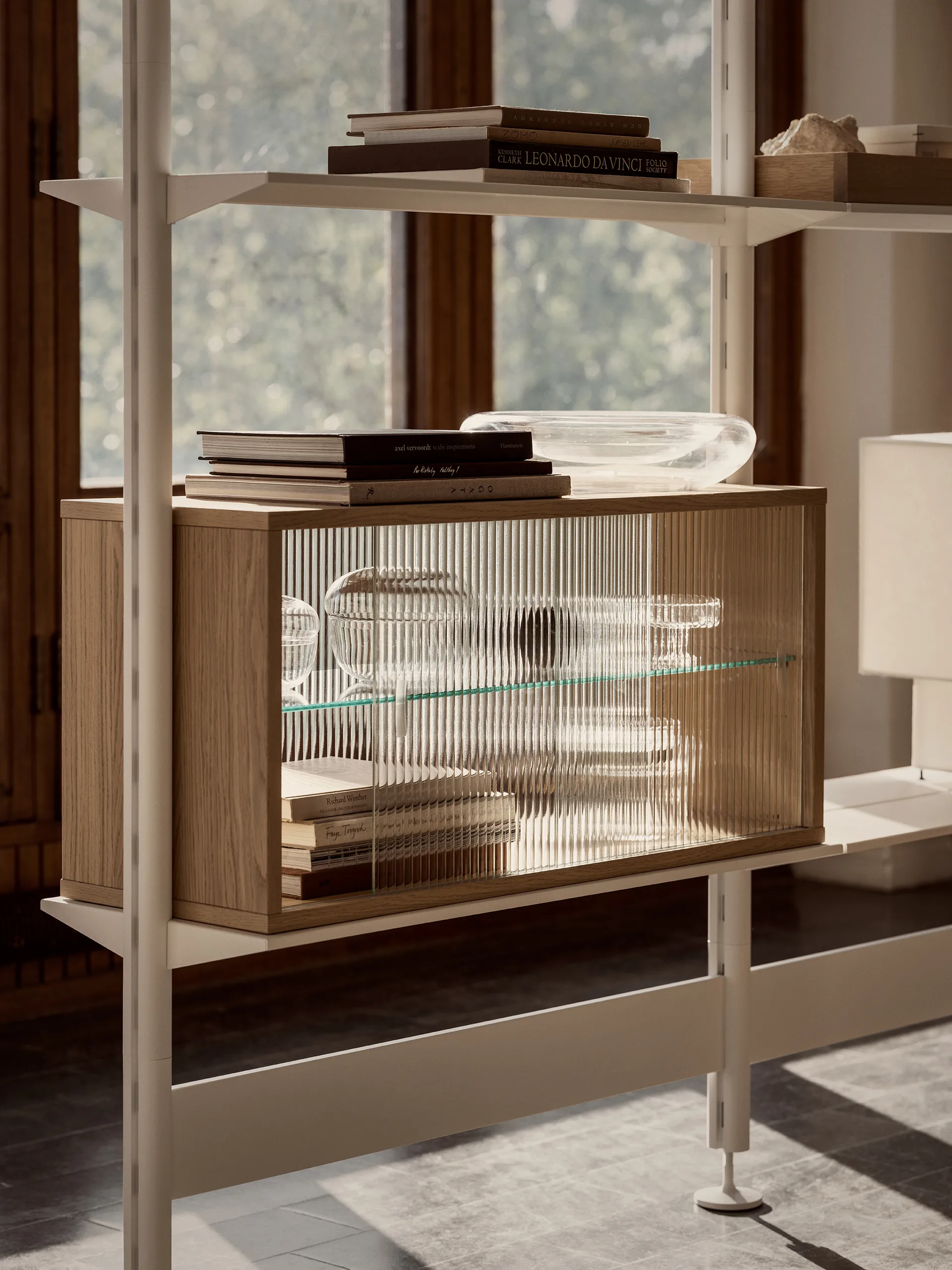 Pira vitrinskåp, Vitad ek-räfflat glas, 90x31 cm, glasrygg Pira