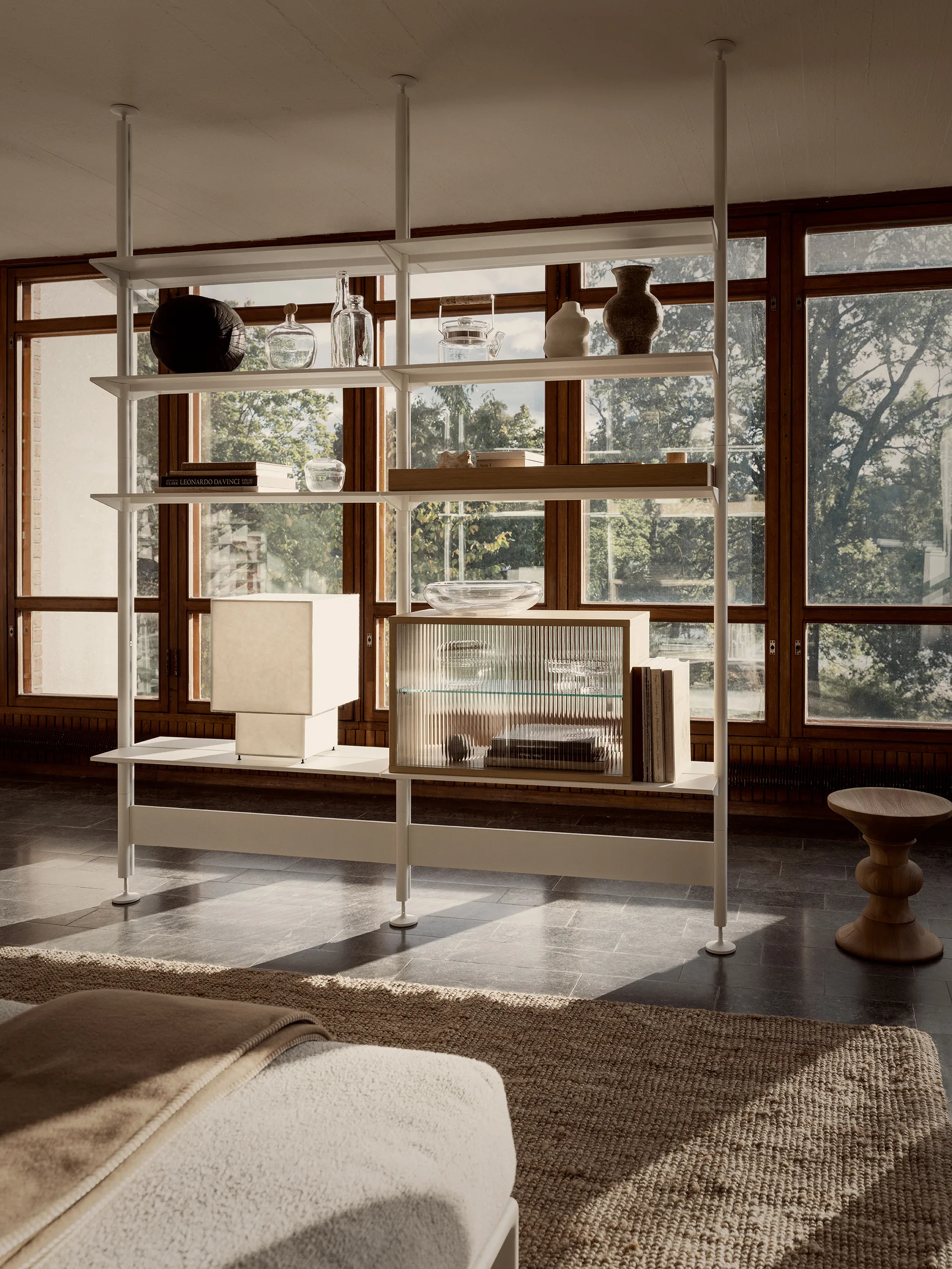 Pira vitrinskåp, Vitad ek-räfflat glas, 90x31 cm, glasrygg Pira