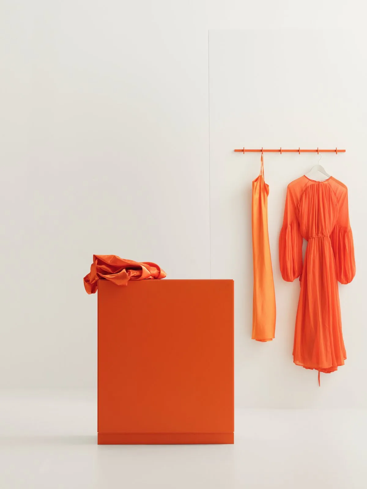 Relief byrå hög med ben 41x115 cm orange,  Relief