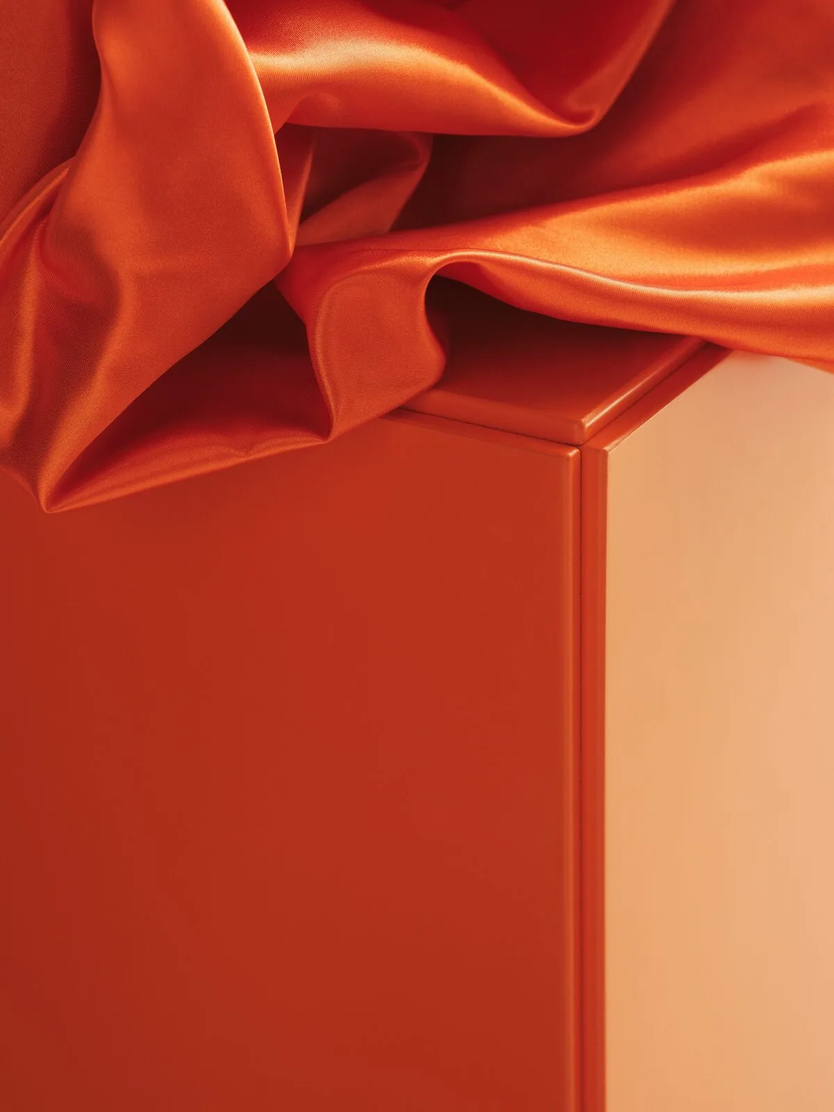 Relief byrå låg med ben 123x46,6 cm orange,  Relief