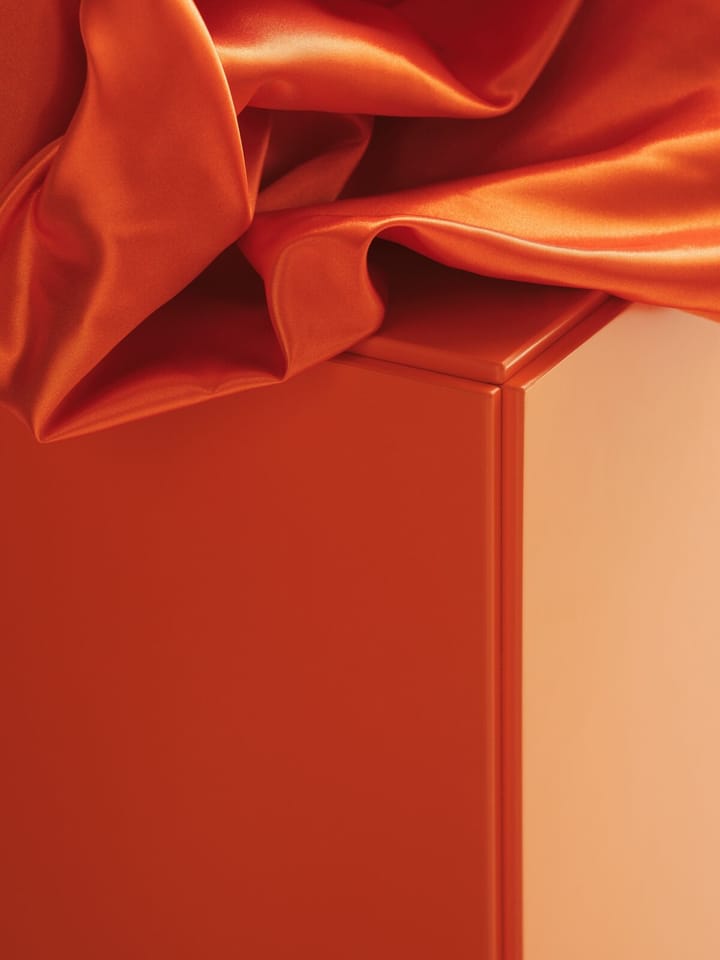 Relief byrå låg med ben 123x46,6 cm orange Relief