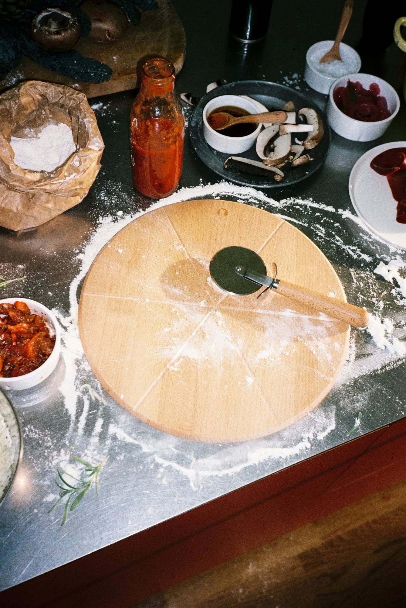Grand Cru pizzabräda och pizzaskärare, Bok, Ø35 cm Rosendahl