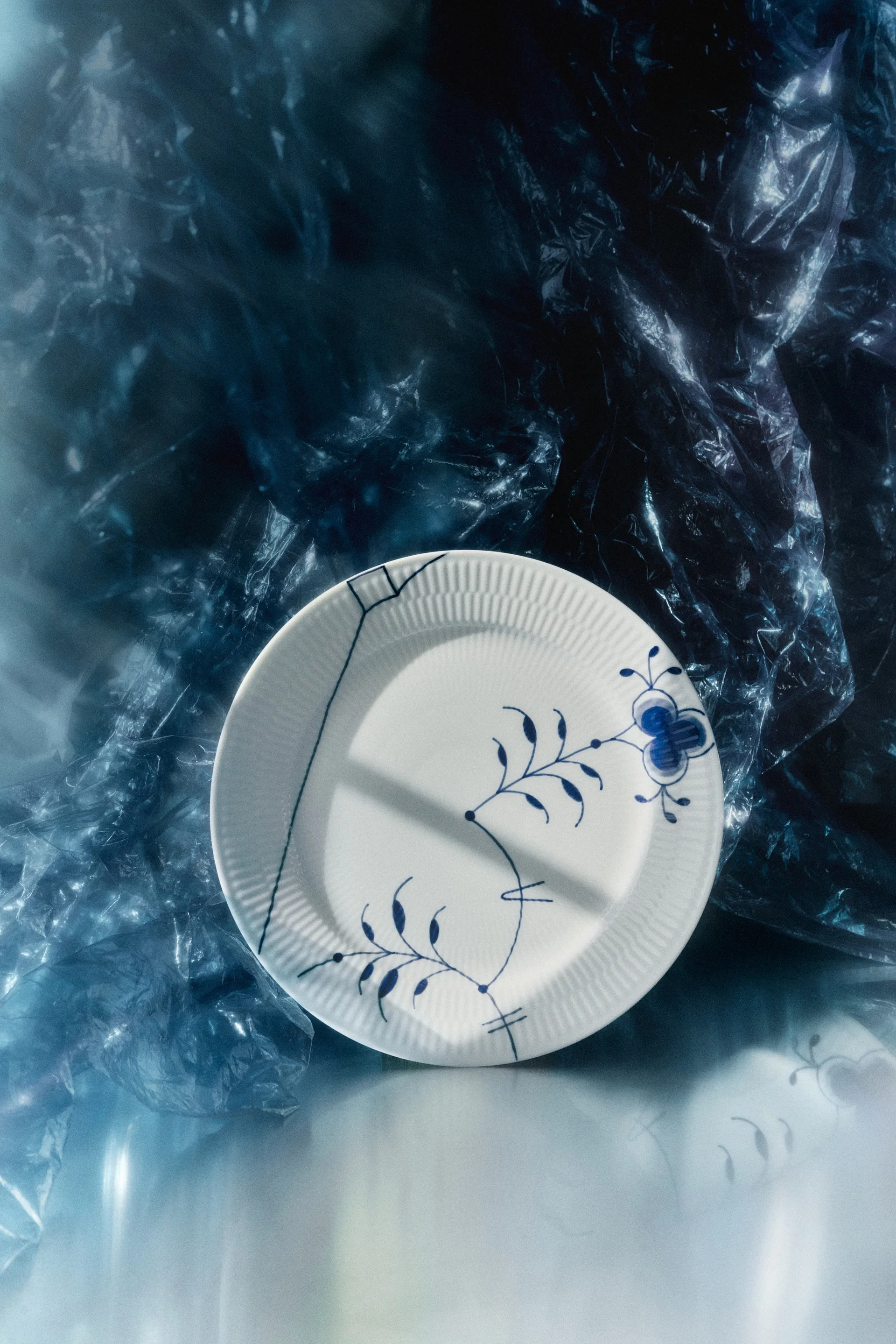 Blue Fluted Mega Limited Edition tallrik Ø27 cm, White-blue Royal Copenhagen