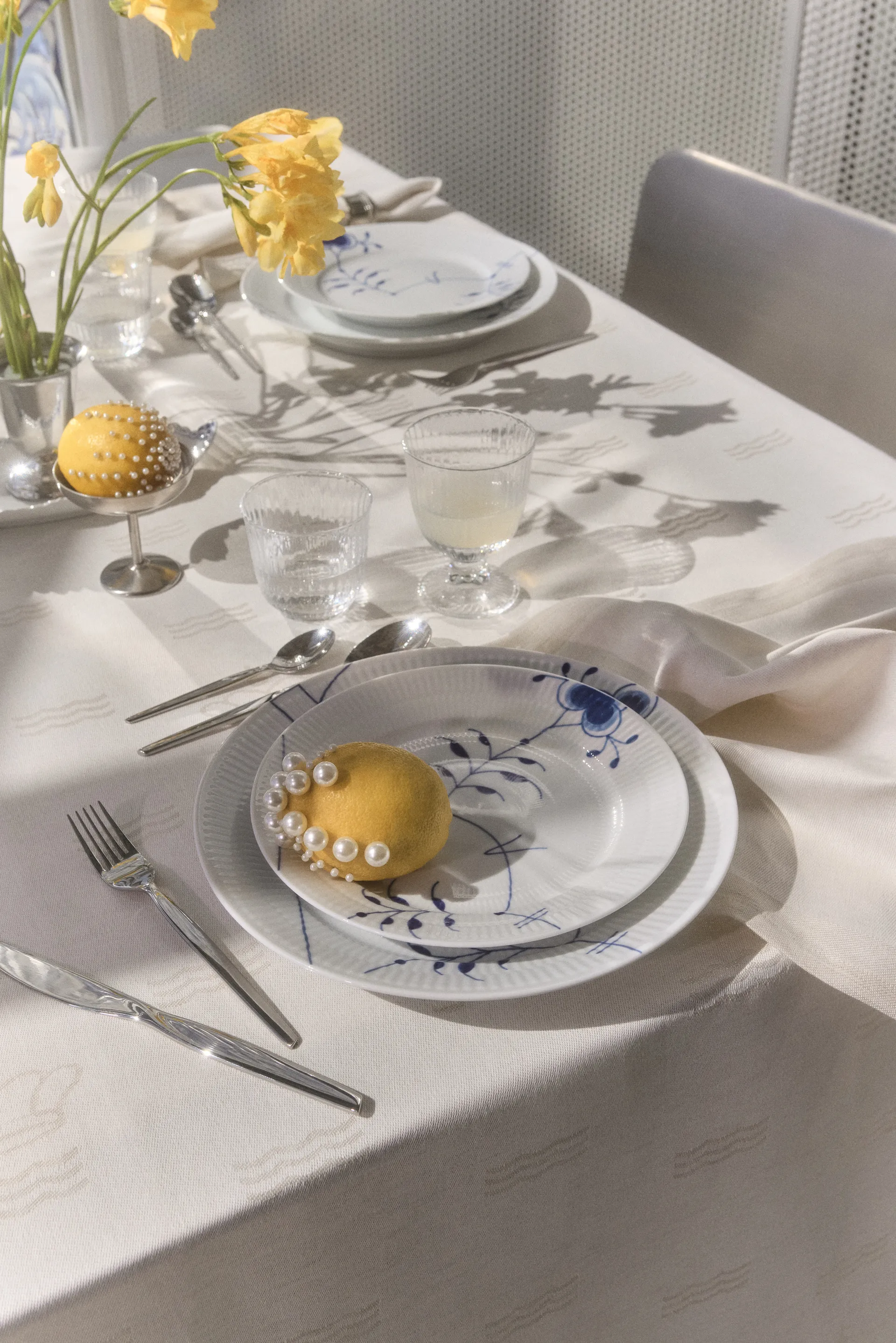 Blue Fluted Mega Limited Edition tallrik Ø27 cm, White-blue Royal Copenhagen