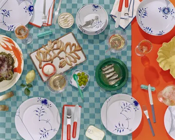 Blue Fluted Mega Limited Edition tallrik Ø27 cm - White-blue - Royal Copenhagen