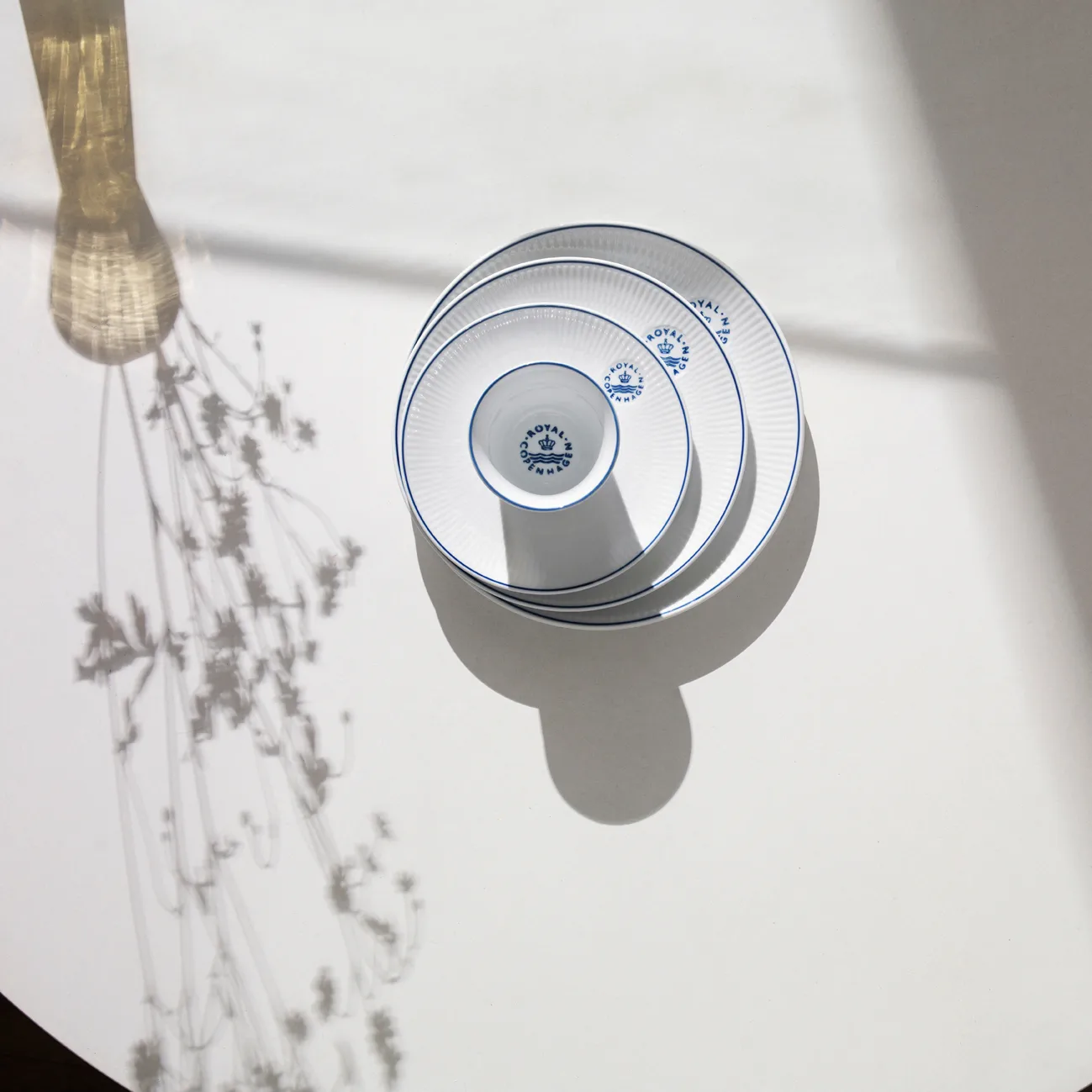 Blueline coupe tallrik Ø23 cm, Vit-blå Royal Copenhagen