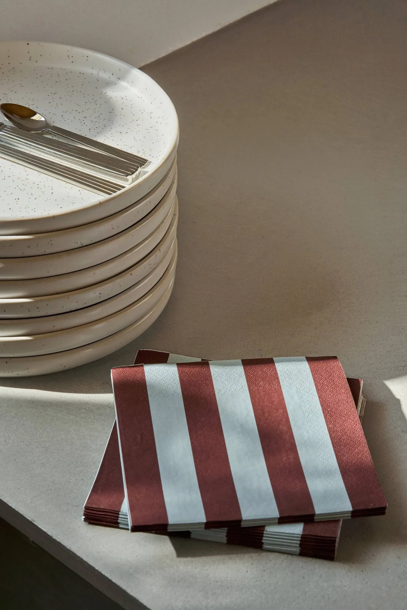 Bold Stripe pappersservett, Vinröd-blå, 20‑pack, 33×33 cm Scandi Essentials