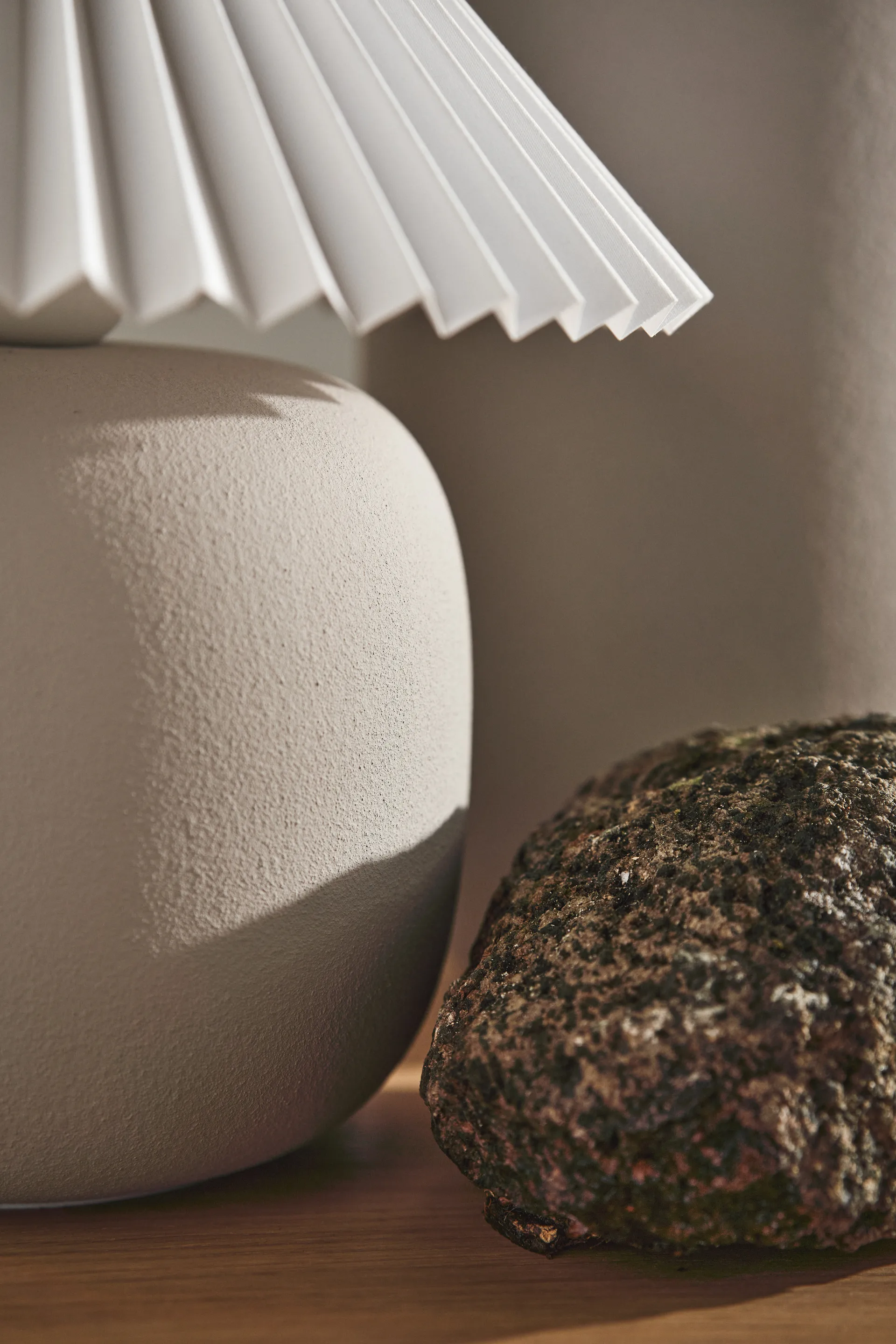 Boulder bordslampa 29 cm beige-pleated white Scandi Living