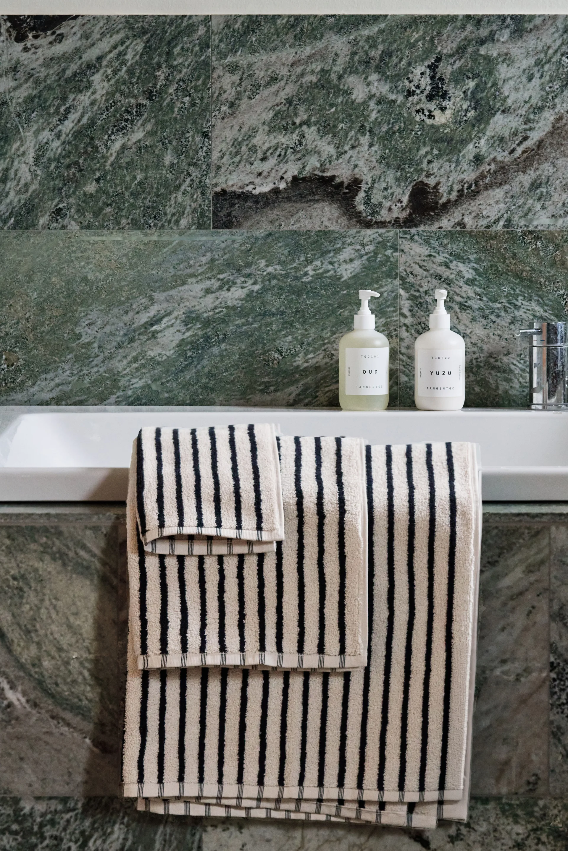 Drift handduk 30x50 cm, Vit-svart Scandi Living