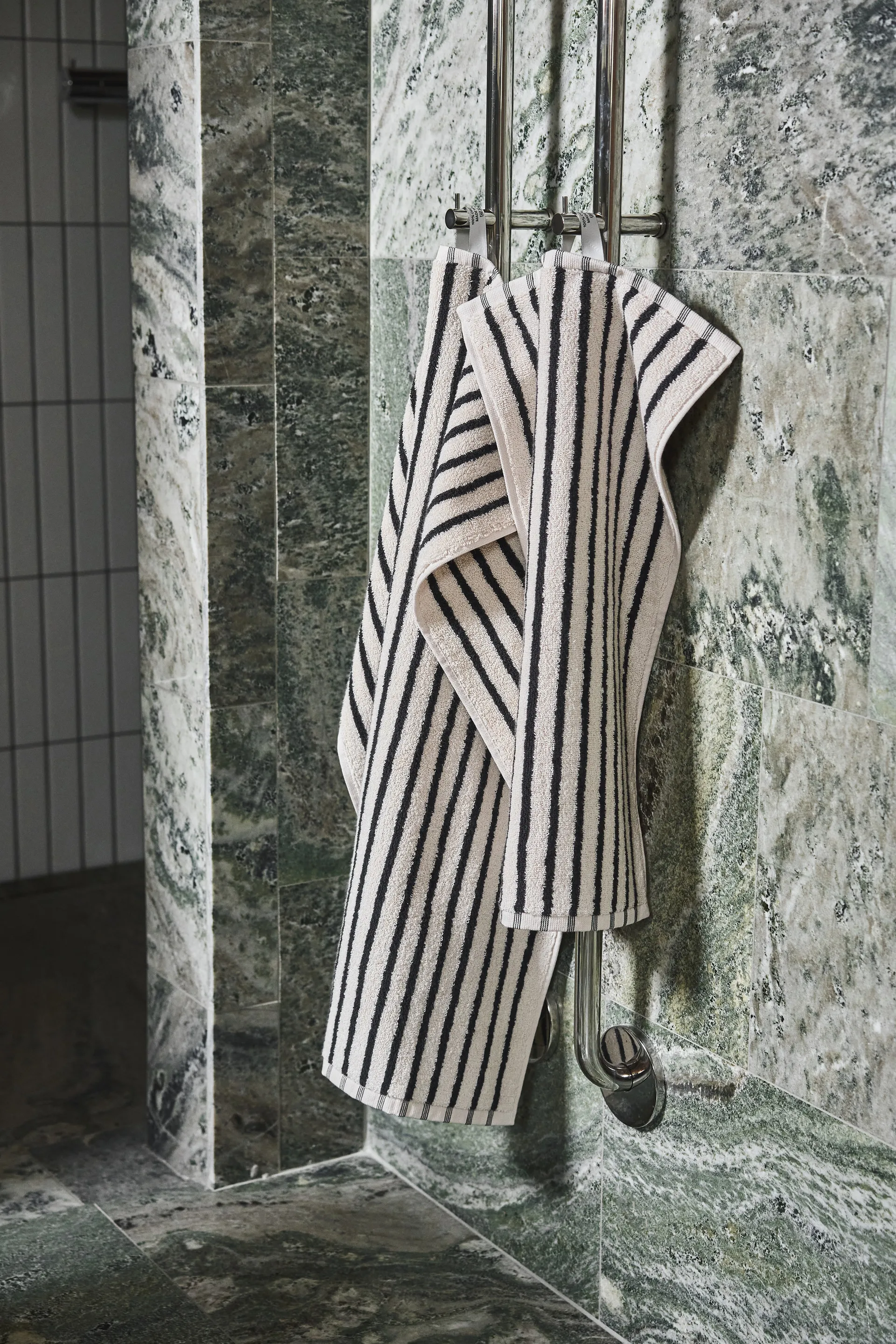 Drift handduk 30x50 cm, Vit-svart Scandi Living