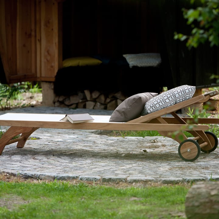 Columbus solsäng, tyg sun texture white, teak Skagerak