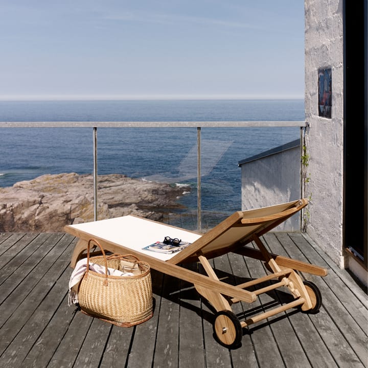 Columbus solsäng, tyg sun texture white, teak Skagerak