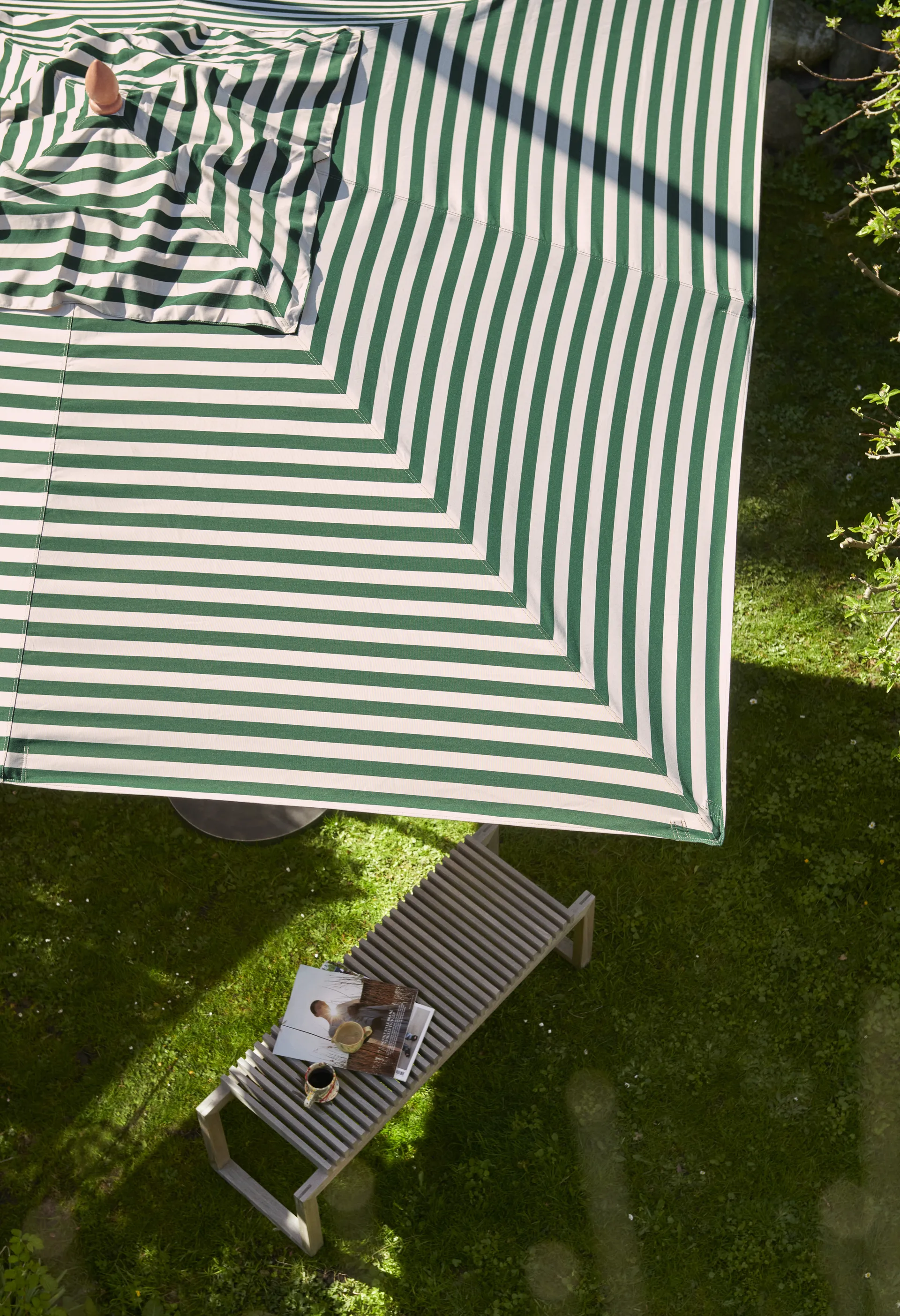 Messina parasoll, Light apricot/dark green, 300x300 cm Skagerak