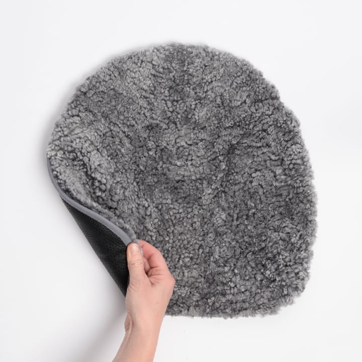 Buzz stolsdyna fårskinn, Charcoal-svart läderimitation Skandilock