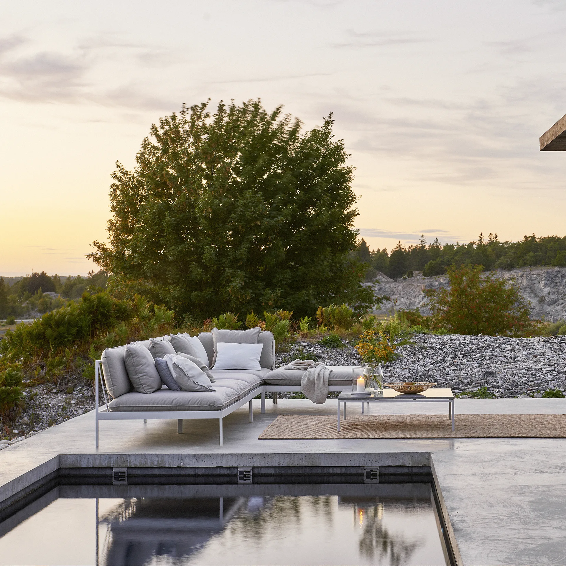 Bönan modulsoffa, Sunbrella Ashe light grey, hörndel, ljusgrå aluminium ram Skargaarden