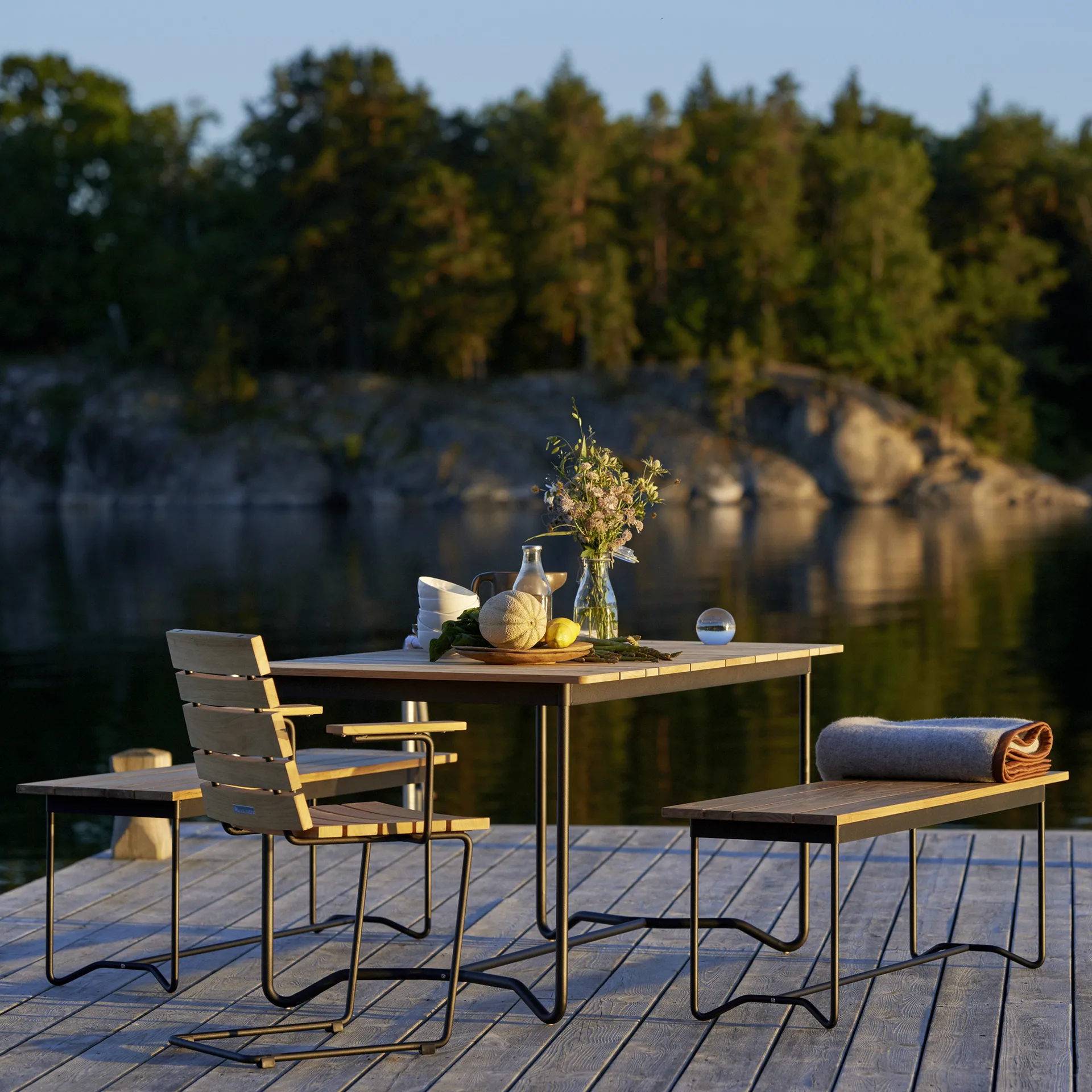 Grinda bänk, Teak, svart stativ Skargaarden