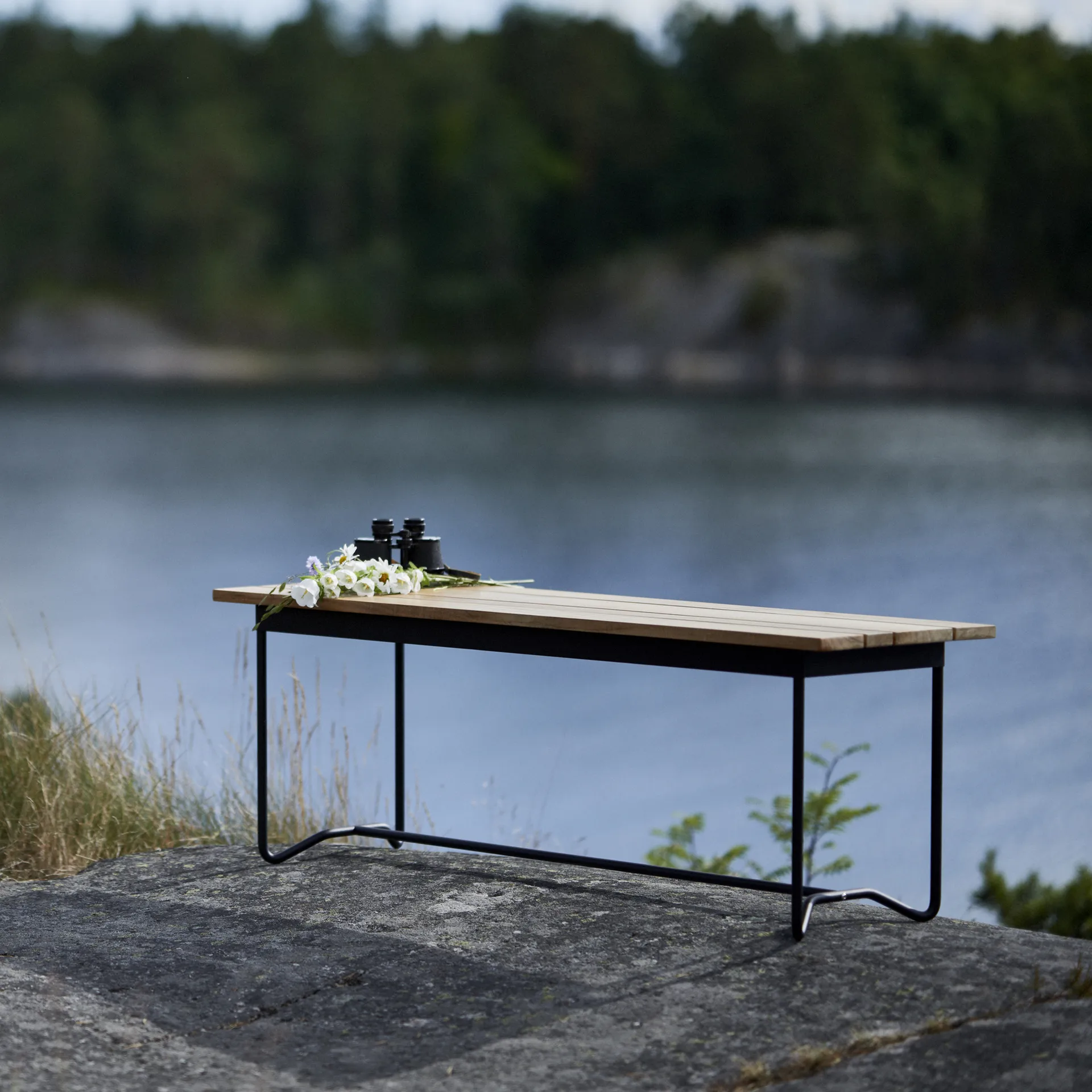 Grinda bänk, Teak, svart stativ Skargaarden